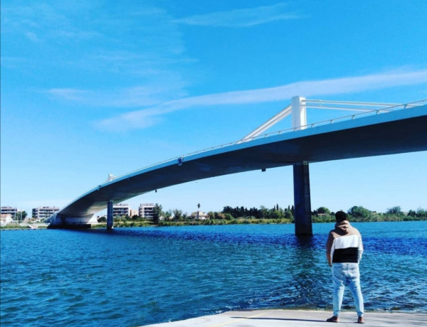 Los jóvenes del SPAAI ‘Encanyissada I’ de Sant Jaume d'Enveja (Tarragona) participan en un concurso de fotografía sobre el puente Lo Passador. Fundación Diagrama. Cataluña 2020.