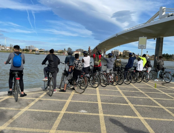 Los jóvenes atendidos en el Servicio de Primera Acogida ‘Ebre III’ de Freginals (Tarragona) realizan una jornada en bicicleta por el Delta del Ebro.