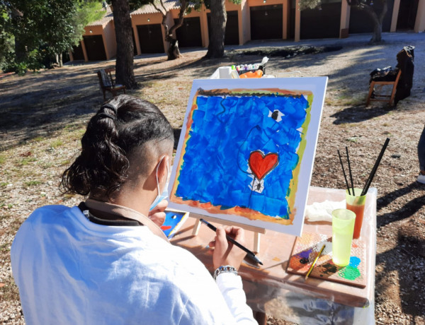Jóvenes atendidos en el SPAAI ‘Baix Ebre’ de Tarragona desarrollan su creatividad en una actividad relacionada con la pintura. Fundación Diagrama. Cataluña 2020.