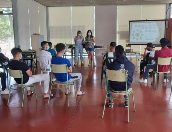 Los jóvenes atendidos en el SPAAI ‘Ullals III’ de Ulldecona (Tarragona) asisten a una charla sobre recursos para mejorar su desarrollo social y laboral