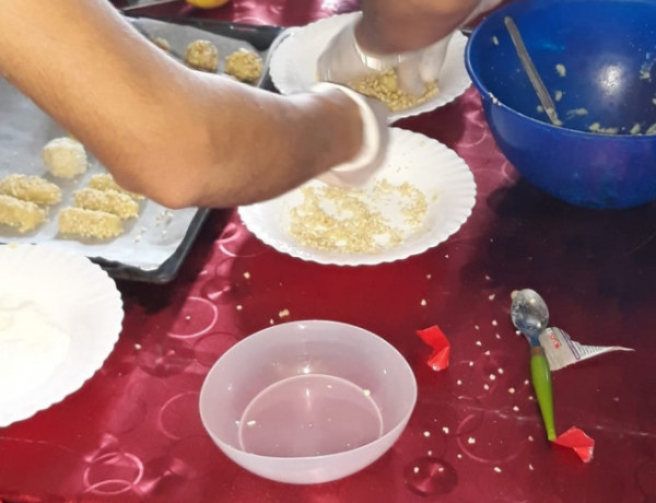 Los jóvenes atendidos en la unidad ‘Bayt Al Saadaka’ de Amposta realizan un taller de dulces típicos con motivo de la festividad de la Castañada. Fundación Diagrama. Cataluña 2019. 