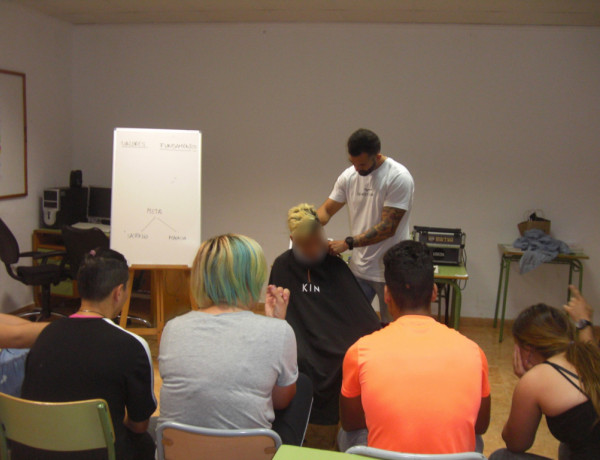 Los jóvenes del centro ‘Anassim’ de Llanera de Ranes descubren el sector profesional de la peluquería con la visita de Fernando Díaz. Fundación Diagrama. Comunidad Valenciana 2019. 
