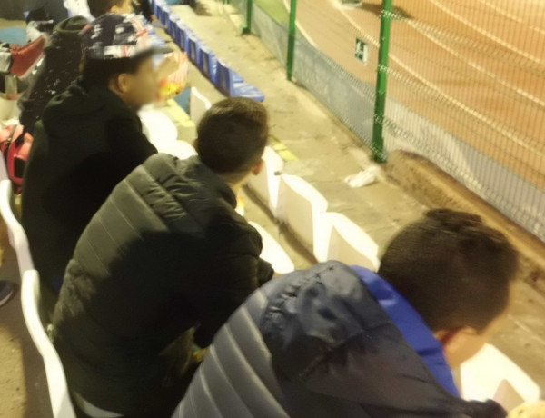 Los jóvenes atendidos en el centro educativo ‘Ciudad de Melilla’ asisten a un partido de fútbol entre el equipo local y el Real Madrid. Melilla. Fundación Diagrama 2018.
