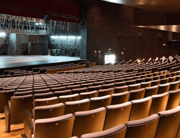 Los jóvenes atendidos en el centro ‘Montefiz’ de Ourense asisten a una obra de teatro sobre exclusión social. Fundación Diagrama. Galicia 2018.