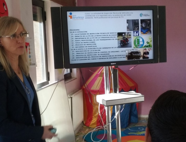 Un grupo de jóvenes atendidos en el Programa LCD de Salamanca conocen la labor realizada en la Inspección Técnica de Vehículos. Fundación Diagrama. Castilla y León 2018.