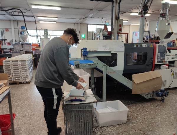 Jóvenes de la residencia ‘La Villa’ de Villena (Alicante) refuerzan su inserción sociolaboral gracias al Programa Itineraris y la empresa Jombar Termoplásticos