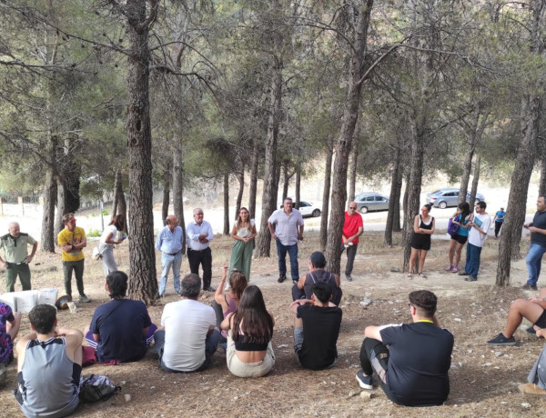 El grupo de jóvenes recibe la bienvenida a la actividad