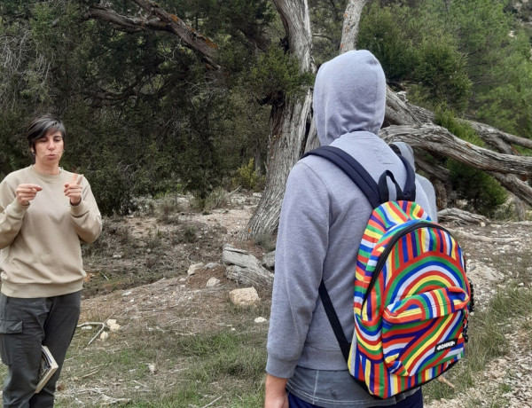 Una educadora medioambiental del Parque Natural Puebla de San Miguel explica a un menor las distintas clases de aves que habitan allí