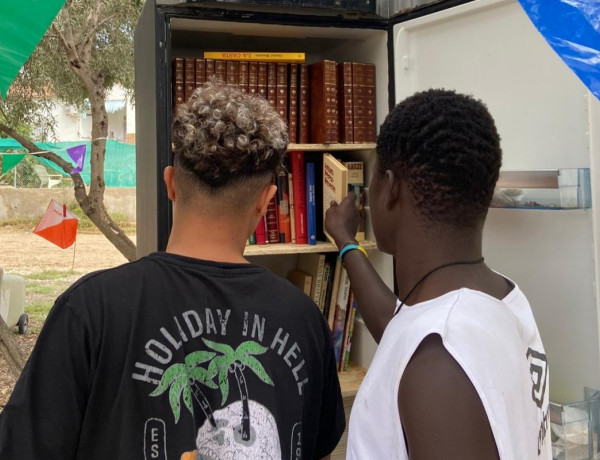 Dos jóvenes encuentran uno de los objetos ocultos en la carrera de orientación