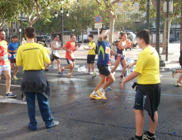 Menores de los centros ‘Campanar’ y ‘Mariano Ribera’ participan como voluntarios en la XXIV Media Maratón de Valencia