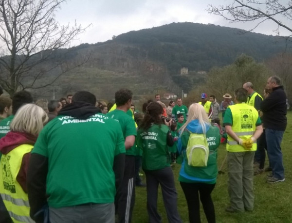 Los menores del centro ‘El Acebo’ de Santander participan en la reforestación de las Marismas de Bengoa