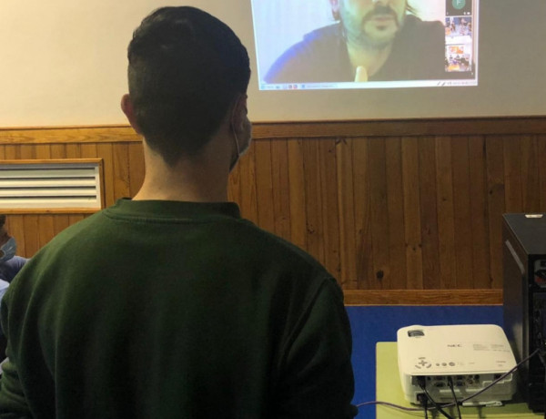 Melendi y Sergi Torres comparten una charla telemática con los jóvenes de ‘La Villa’ de Villena (Alicante) y ‘La Zarza’ de Abanilla (Murcia)