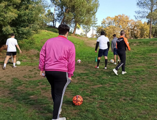 Los menores atendidos en el centro ‘Monteledo’ de Ourense forman parte de un campeonato de footgolf