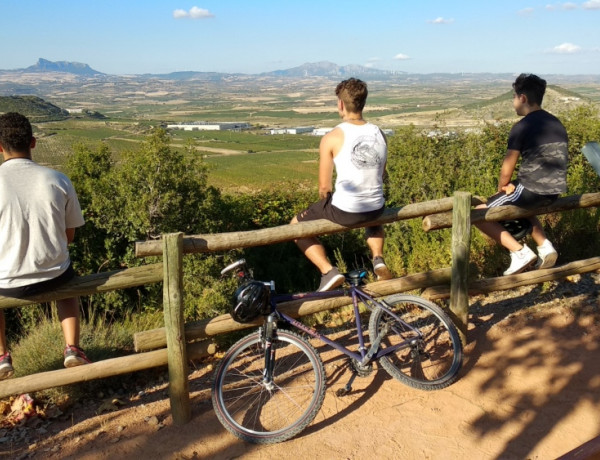 Los menores atendidos en el centro ‘Virgen de Valvanera’ de Logroño participan en una salida en bicicleta al Mirador del Viñedo. Fundación Diagrama. La Rioja 2020.