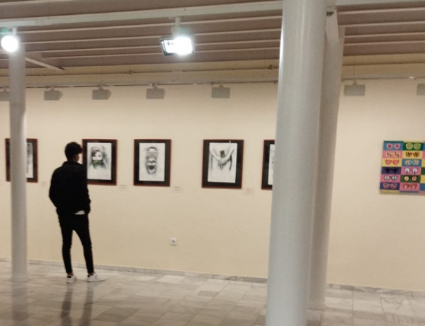 Los menores atendidos en el hogar ‘Alácera’ de Caudete (Albacete) asisten a la exposición ‘Mirando hacia otro lado’