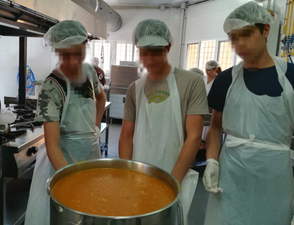 Los menores del centro educativo ‘Ciudad de Melilla’ realizan un taller de cocina solidario. Fundación Diagrama 2019.