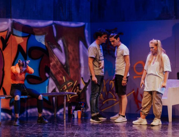 Menores del centro educativo ‘La Cañada’ de Fernán Caballero (Ciudad Real) asisten a una obra de teatro de sensibilización contra el acoso escolar. Fundación Diagrama. Castilla La Mancha 2022.