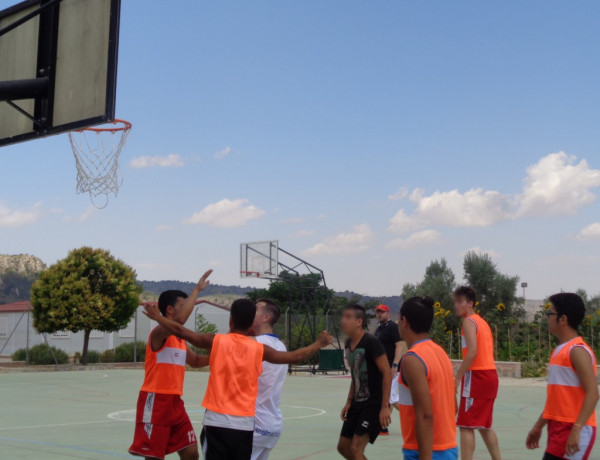 Los menores atendidos en el centro ‘La Villa’ de Villena (Alicante) comparten una jornada de convivencia con los jugadores del CB Caudete. Fundación Diagrama. Comunidad Valenciana 2018.