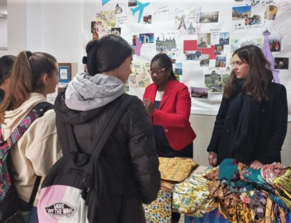 Mercadillo solidario instalado en el IES Leonardo Torres Quevedo