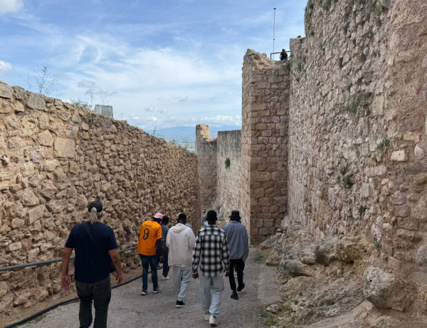 El grupo recorre una de las murallas del castillo