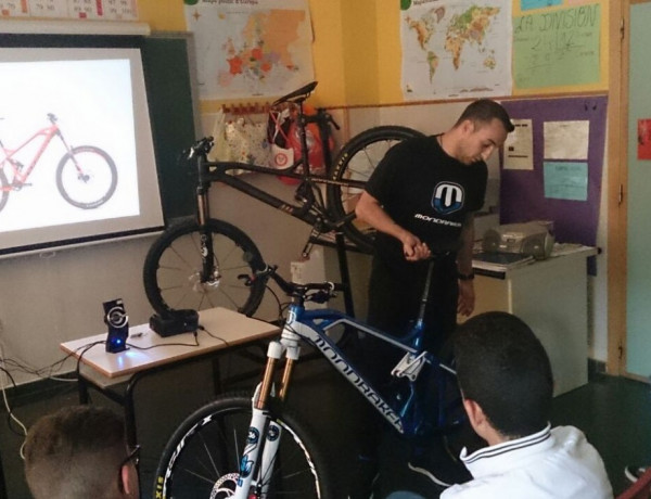 Menores en riesgo social atendidos por Fundación Diagrama en Alicante participan en un curso de ciclismo impartido por Mondraker