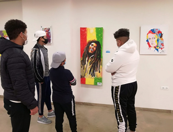 Jóvenes atendidos en el hogar ‘Benalúa’ (Alicante) visitan una exposición de obras elaboradas por los usuarios de la residencia ‘La Villa’ de Villena