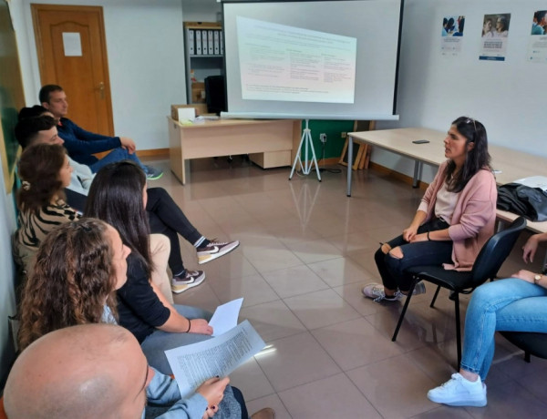 Varios profesionales del centro, reunidos en una sala durante la sesión de formación