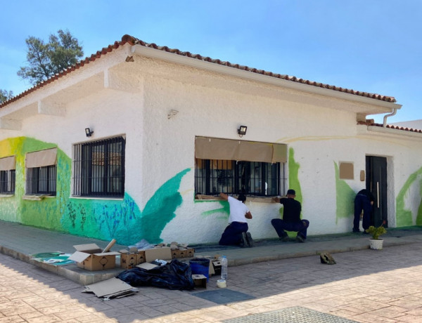 Los menores trabajan en uno de los murales