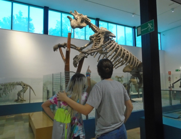 El Museo de Prehistoria de Valencia recibe la visita de los jóvenes atendidos en la Residencia ‘Pi i Margall’ de Burjassot