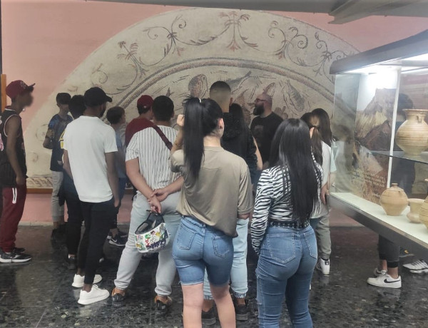 El grupo recorre una de las salas del museo