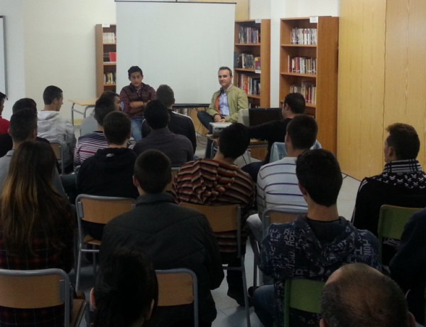 El tenista Nicolás Almagro visita a los menores atendidos en el centro ‘La Villa’ de Villena (Alicante)