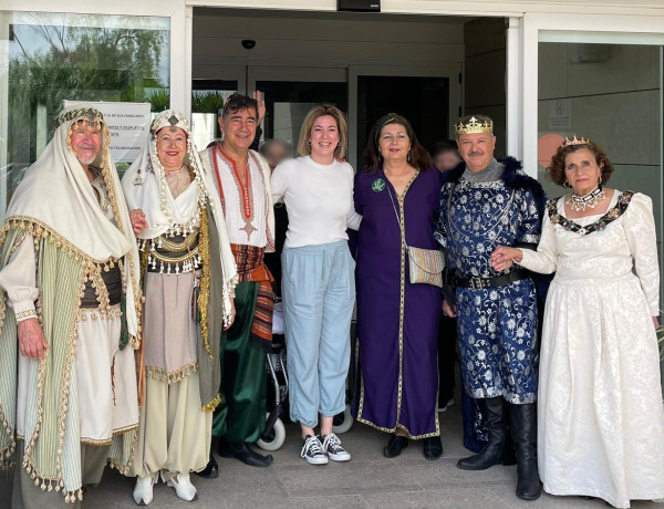 Embajadores y Festeros del año de las Fiestas de Moros y Cristianos de Archena en la puerta de la Residencia Nuevo Azahar con su directora 