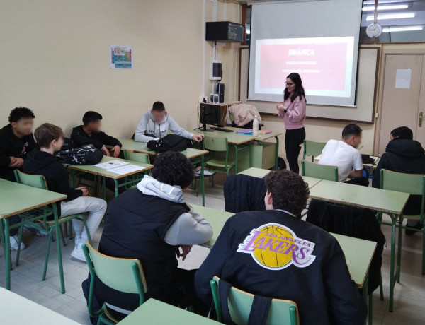 La profesional del programa imparte la actividad en una clase