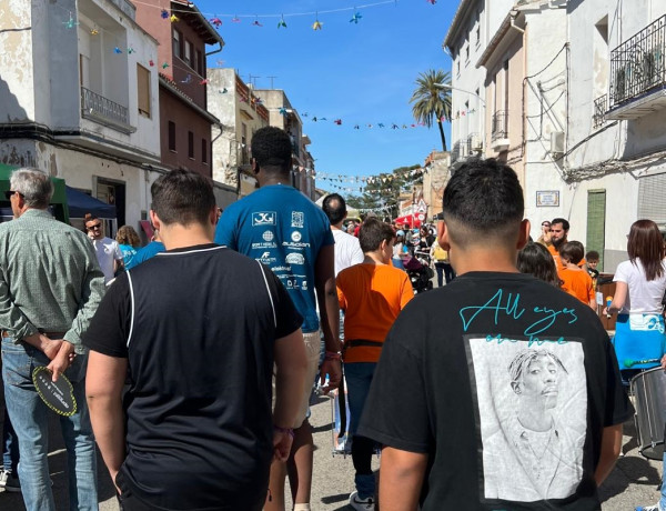 Los cuatro jóvenes recorren la calle donde se situaban los puestos