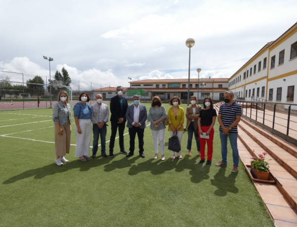 El director general del Servicio de Infancia y Familia de Castilla-La Mancha, Gregorio Gómez, visita el centro ‘La Cañada’ junto a otras autoridades