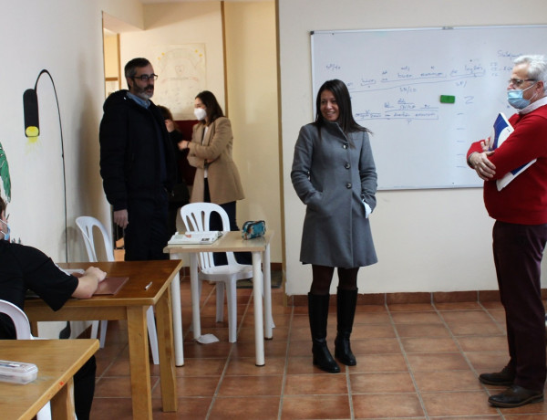 La consejera Bárbara García Torijano habla con un joven en clase