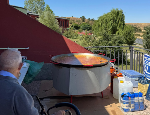 Las personas atendidas en la residencia ‘Virgen de Veladíez’ de Espirdo (Segovia) celebran el Día de los Abuelos