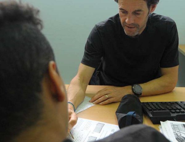 Profesional explicando a persona atendida