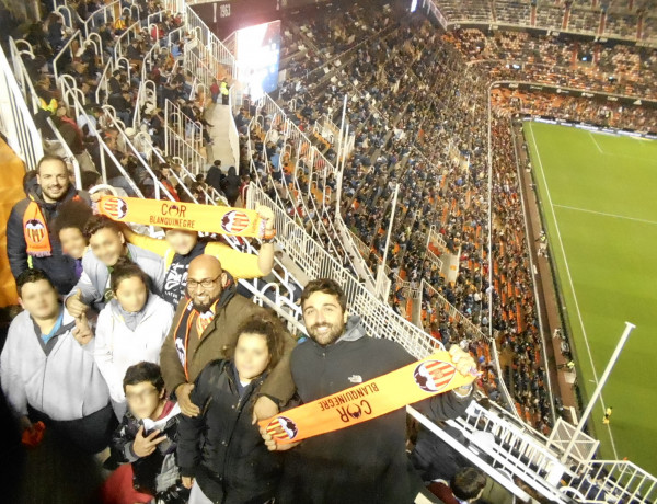 Los jóvenes del centro ‘Campanar’ asisten a un partido de fútbol