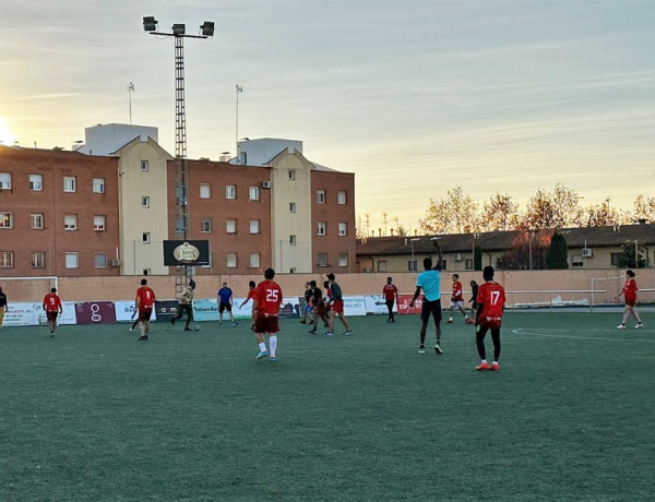 Un momento del partido disputado en el Campo Municipal de Fútbol de Agramunt