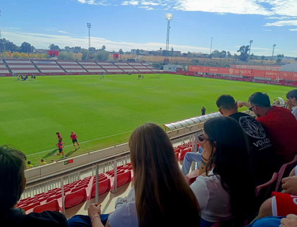 El grupo de jóvenes, en los momentos previos al partido