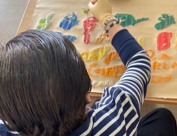 Las personas atendidas en el centro ‘Altavida’ de Abanilla (Murcia) desarrollan su imaginación con un taller de arteterapia. Fundación Diagrama 2020.