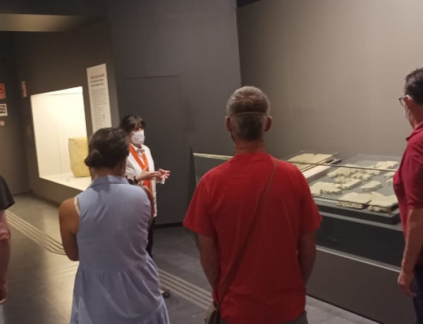 Las personas atendidas en el centro de día ‘Heliotropos’ recorren la exposición ‘Ancestros. Neandertales en la Región de Murcia’. Fundación Diagrama 2022.