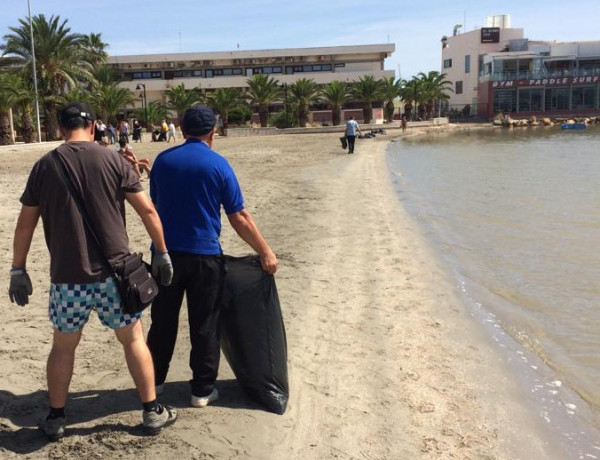 Las personas atendidas en la residencia ‘Altavida’ de Abanilla realizan una actividad de voluntariado medioambiental en las playas de San Pedro del Pinatar. Fundación Diagrama. Murcia 2019.