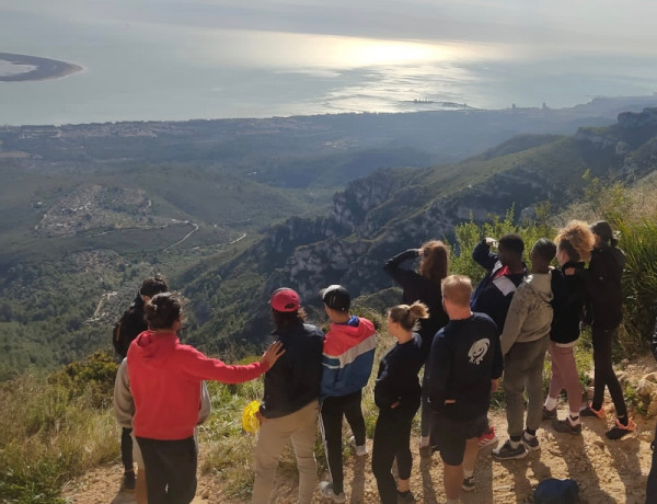 Las personas jóvenes atendidas en los centros ‘Encanyissada’ de Sant Jaume d’Enveja disfrutan de una jornada deportiva en La Foradada