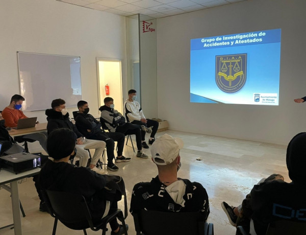 Las personas menores atendidas en el centro de día ‘Málaga’ asisten a una charla sobre educación vial impartida por la Policía Local. Andalucía 2022. Fundación Diagrama