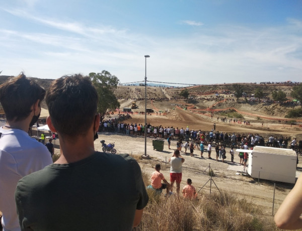 Las personas menores atendidas en el Hogar ‘Los Pinos’ de Molina de Segura (Murcia) asisten al campeonato de motocross del municipio