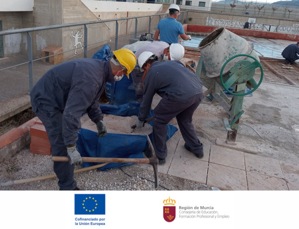 Prácticas del PFP de revestimientos de construcción en Las Moreras, con los logos de las entidades financiadoras