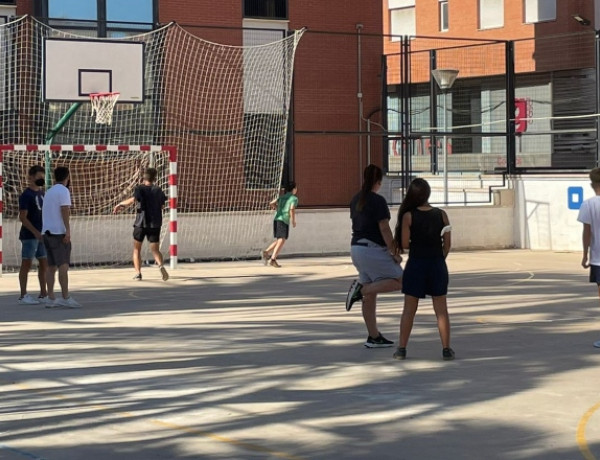 Rubén Molina, jugador del Hércules C.F., visita a las personas jóvenes atendidas en la Residencia ‘Lucentum’ de Alicante 