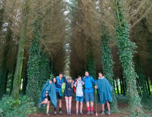 Chicos y chicas de la residencia ‘Llauradors’ de Elche realizan el Camino de Santiago junto a personal educativo del centro